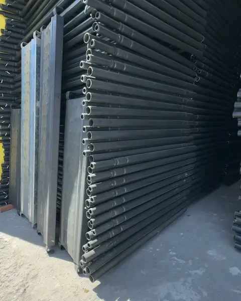 Painéis de andaime tubular, um sobre o outro, no estoque da fábrica
